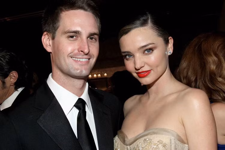 Năm 2014, Miranda gặp và yêu doanh nhân công nghệ kém cô 7 tuổi tên Evan Spiegel tại một sự kiện ở New York. Ảnh: Mirror