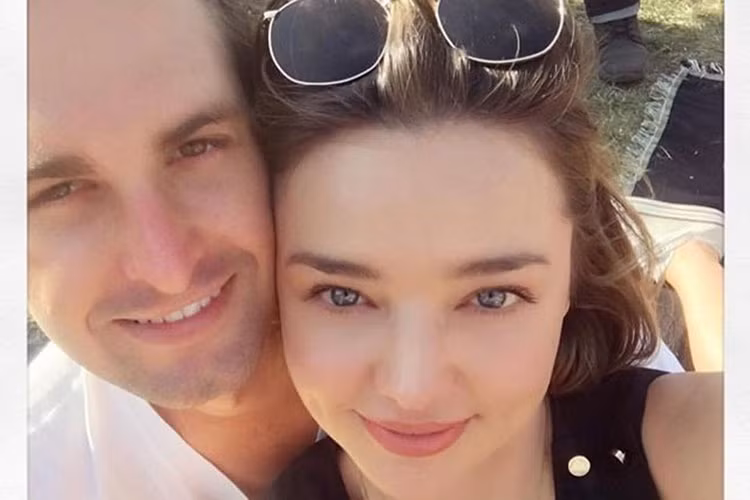 Khoe ảnh bên ông xã, Miranda tâm sự Evan là người chồng tuyệt vời, bé Hart rất may mắn vì là con của anh. Ảnh: Instagram