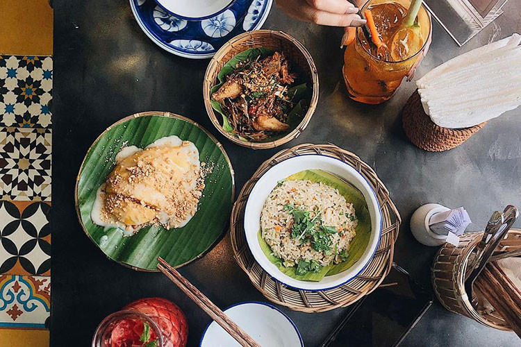 Nạm Plà: Bên cạnh tên gọi của những món Thái quen thuộc, quán Nạm Plà gây chú ý với thực khách bằng tên một số món ăn khá độc đáo. Liệu bạn có đoán được các món như Mặt trời hoàng hôn, Cá chiến binh, Heo nâng niu, Chị Tuyết Bào, Cá trê ra trận... là gì không? Ảnh: @qp1104, @mebimsuakoi, @homnaytaoangi, @thelittlelinh.