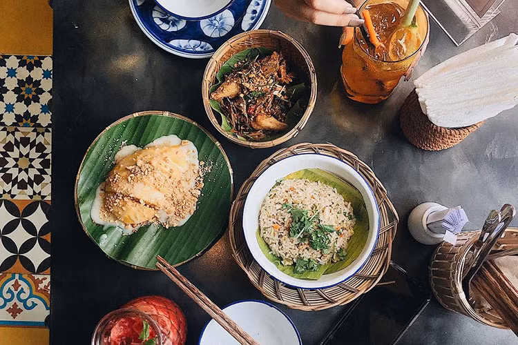 Nạm Plà: Bên cạnh tên gọi của những món Thái quen thuộc, quán Nạm Plà gây chú ý với thực khách bằng tên một số món ăn khá độc đáo. Liệu bạn có đoán được các món như Mặt trời hoàng hôn, Cá chiến binh, Heo nâng niu, Chị Tuyết Bào, Cá trê ra trận... là gì không? Ảnh: @qp1104, @mebimsuakoi, @homnaytaoangi, @thelittlelinh.