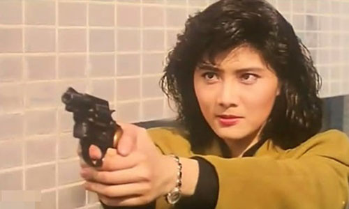 Từ "nữ thần kungfu" đình đám trên màn ảnh Hoa ngữ, Dương Lệ Thanh trở thành "thảm họa thẩm mỹ hỏng" bởi gương mặt ngày càng biến dạng, xấu xí. Cô cũng gặp trắc trở trong đường tình duyên và từng bị bạn trai đe dọa tạt axit.