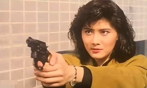 Từ "nữ thần kungfu" đình đám trên màn ảnh Hoa ngữ, Dương Lệ Thanh trở thành "thảm họa thẩm mỹ hỏng" bởi gương mặt ngày càng biến dạng, xấu xí. Cô cũng gặp trắc trở trong đường tình duyên và từng bị bạn trai đe dọa tạt axit.