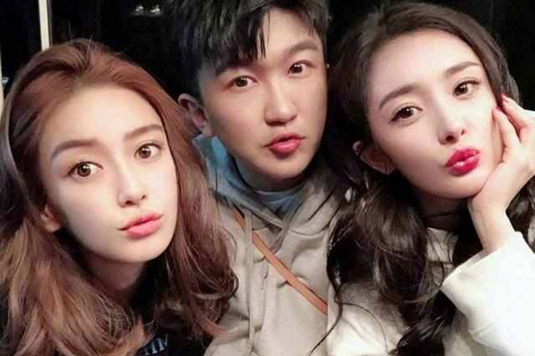 Bị so sánh về nhan sắc lẫn độ nổi tiếng, Dương Mịch và Angelababy vẫn luôn là đôi bạn thân. Ảnh: Weibo