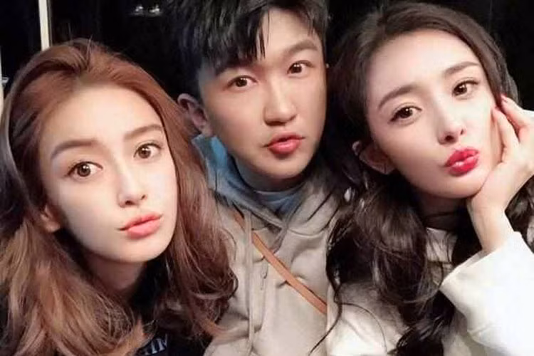 Bị so sánh về nhan sắc lẫn độ nổi tiếng, Dương Mịch và Angelababy vẫn luôn là đôi bạn thân. Ảnh: Weibo