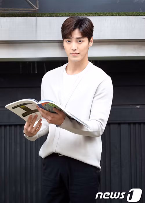 Lee Tae Hwan sinh năm 1994, là thành viên của nhóm nhạc xứ Hàn 5urprise ra mắt vào năm 2013. Ảnh: News1