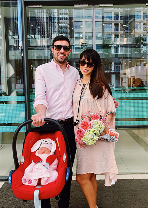 Hình ảnh vợ chồng Hà Anh bên con gái lai Tây xinh như thiên thần.