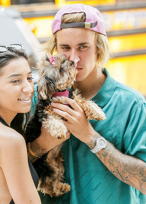 Mới đây, Justin bị bắt gặp khoảnh khắc ôm đầu, căng thẳng. Theo nguồn tin, anh nhận được cú điện thoại báo ông của anh đang gặp vấn đề sức khỏe.