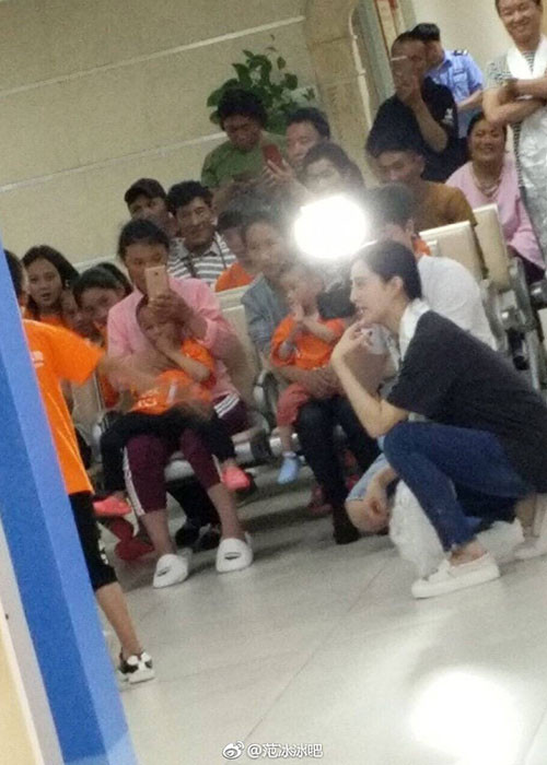 Nàng Hoa đán ngồi xuống trò chuyện cùng các bệnh nhi bị bệnh tim bẩm sinh. Sự thân thiện của cô được cư dân mạng đánh giá cao. Ảnh: Sina