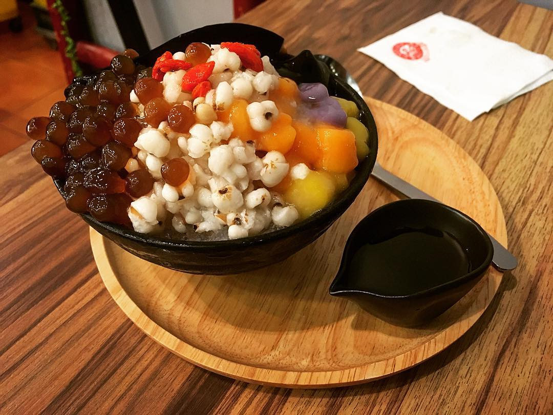 So với ba món đá bào trên, Baobing của Trung Quốc có phần kém nổi trội hơn. Ờ Hà Nội, bạn có thể tìm thấy Baobing ở khu vực quận Hai Bà Trưng hoăc thử món đá bào mật trái cây rừng có vị tương tự ở hệ thống MNS Ice Snow tại Sài Gòn. Ảnh: @nunee_nina, @knr.tua.