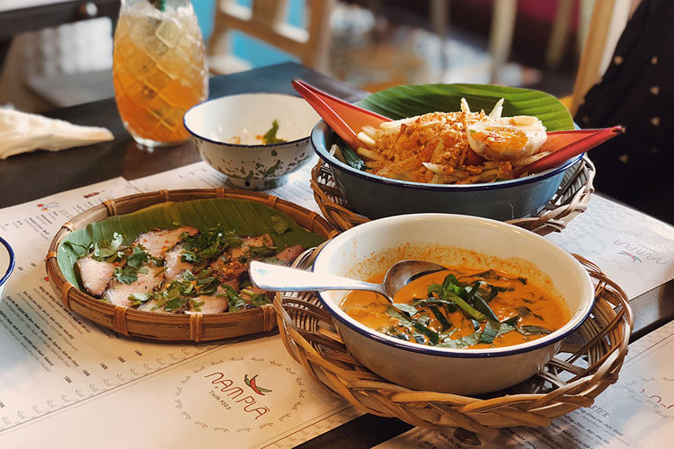 Không chỉ là địa chỉ thưởng thức món Thái hấp dẫn ở TP.HCM, đây còn là điểm check-in "sống ảo"... rần rần hiện nay, vì không gian quán vô cùng đẹp mắt với sự thiết kế sáng tạo, độc đáo. Địa chỉ: Tầng 3, 40-42 Phan Bội Châu, quận 1. Tuy nhiên theo nhiều khách hàng, một phần ăn ở đây thường hơi ít, nên có thể chưa khiến các tín đồ ẩm thực Thái Lan "ăn no đã thèm". Ảnh: @huongmai2612, @trinhlisa.