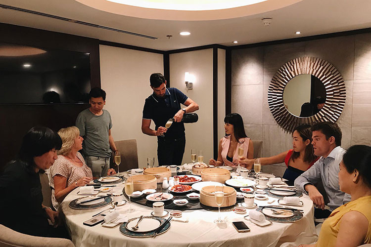 Tiệc đầy tháng của bé Myla có sự tham gia của mẹ chồng và bố đẻ của Hà Anh.