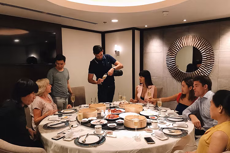 Tiệc đầy tháng của bé Myla có sự tham gia của mẹ chồng và bố đẻ của Hà Anh.