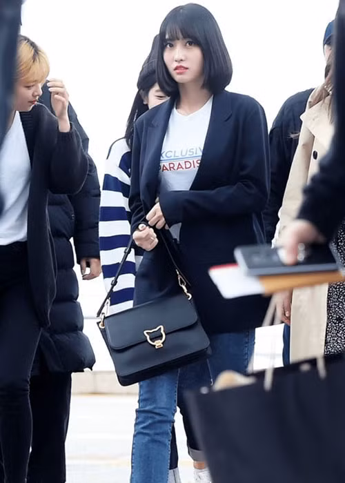 Momo (TWICE): Phong cách menswear được khá nhiều thần tượng nữ ưa chuộng. Cỗ máy nhảy của TWICE cũng lựa chọn stress style đậm chất nam tính này với áo khoác dáng suit kết hợp cùng áo thun trắng và quần jeans ống rộng rãi.