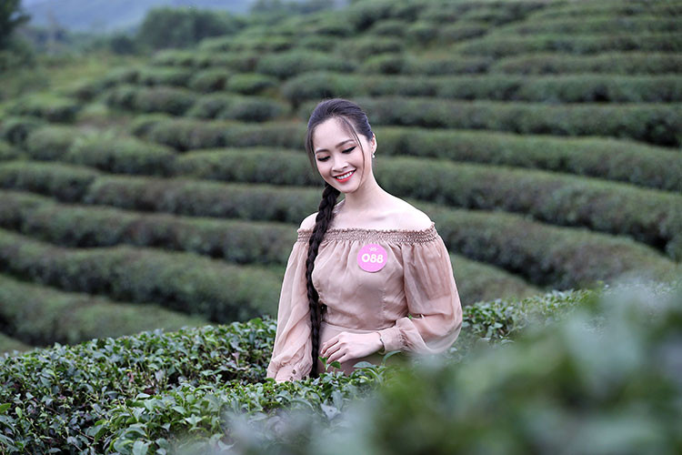 Với mái tóc dài gần chấm gót, Khánh Linh được xem là thí sinh sở hữu mái tóc dài nhất tại cuộc thi Hoa hậu Việt Nam 2018. Ảnh: BTC