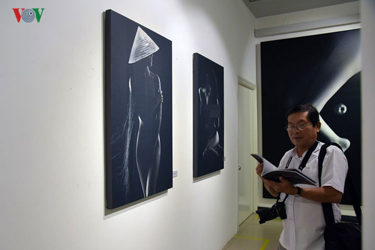 Các tác phẩm của Nguyễn Á cũng được chọn trưng bày trong triển lãm "Ảnh nude nghệ thuật". Ảnh: VOV