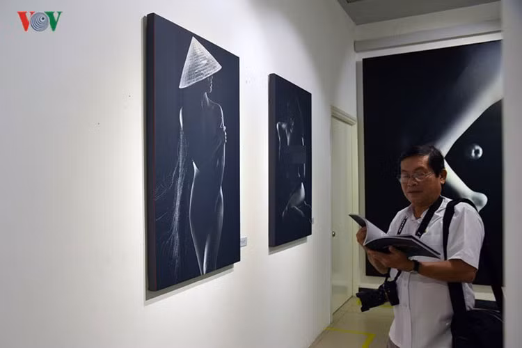 Các tác phẩm của Nguyễn Á cũng được chọn trưng bày trong triển lãm "Ảnh nude nghệ thuật". Ảnh: VOV