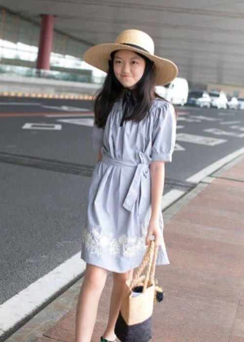 Từ nhỏ, Lý Yên đã thích làm đẹp. Cô nhóc tự phối trang phục và thường xuyên đăng tải các video làm đẹp trên trang cá nhân. Ảnh: QQ