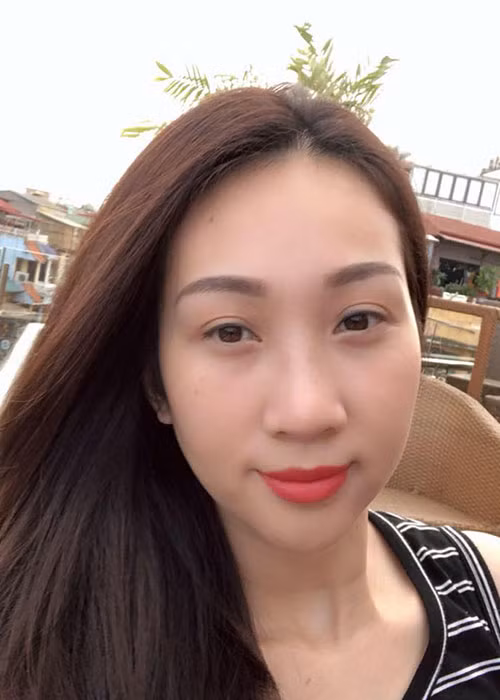 Trước khi đến với bạn trai doanh nhân hơn 12 tuổi, Lều Phương Anh từng qua một lần đò. Người chồng đầu tiên của nữ ca sĩ là người Nhật, từng giúp cô điều trị chân trái bị thương do một tai nạn năm cô 14 tuổi.