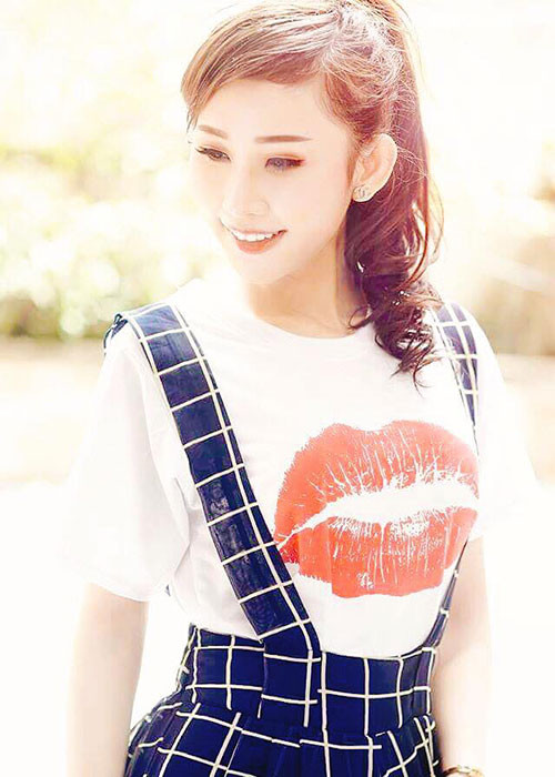 Chi Nguyễn sinh năm 1990, đến từ Vĩnh Long. Cô có hoàn cảnh khá đặc biệt khi mồ côi bố mẹ từ bé, phải vào nhà trẻ mồ côi sống. Dù được nhận nuôi nhưng sau đó bố mẹ nuôi cô cũng qua đời.