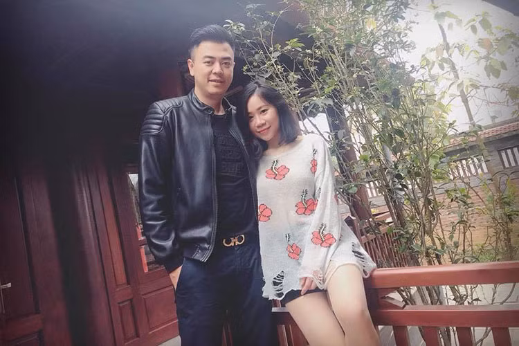 Thu Huyền - bà xã của Tuấn Tú rất ủng hộ chồng quay trở lại với công việc này.