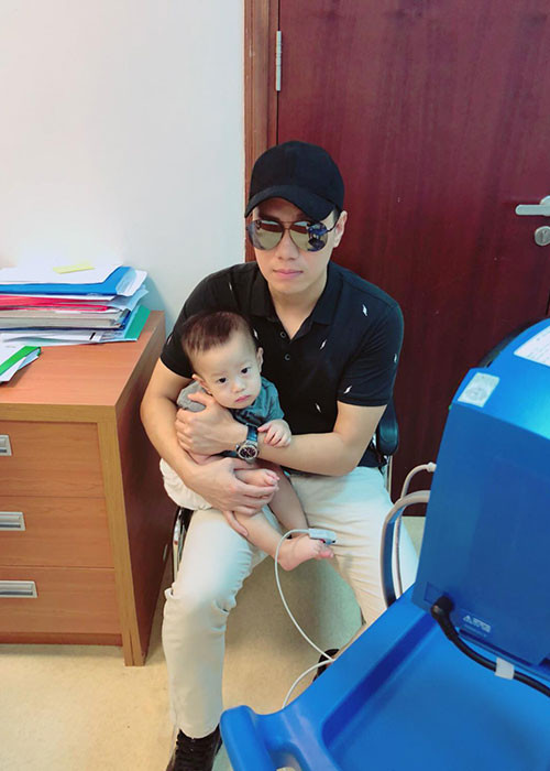 Con trai Việt Anh được bố mẹ đưa đi khám vì bị sốt.