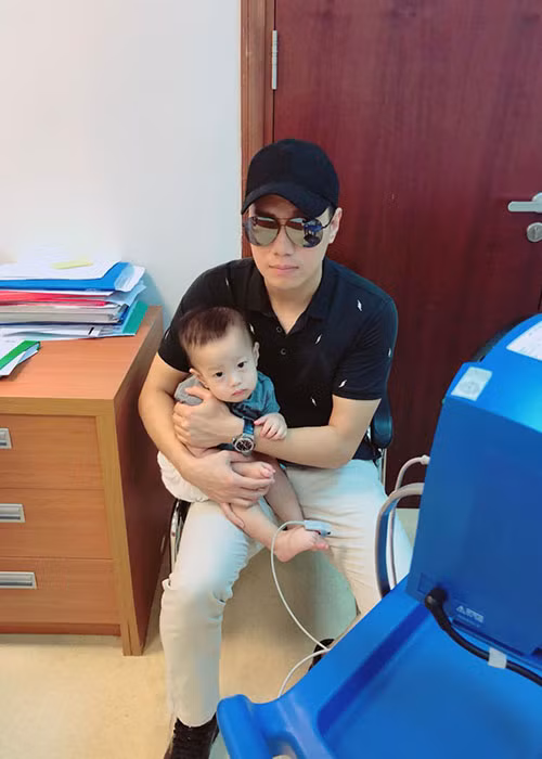 Con trai Việt Anh được bố mẹ đưa đi khám vì bị sốt.