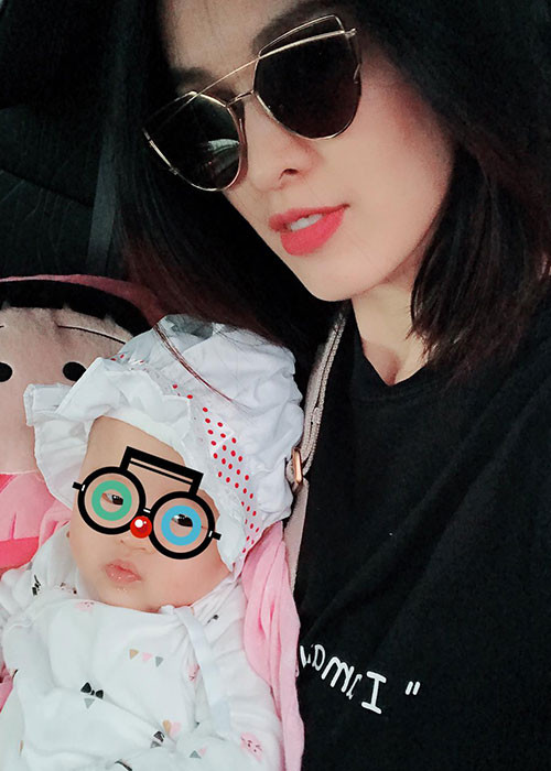 Tú Vi bế con gái nhỏ đi chơi là một trong những tin tức sao Việt trong ngày 16/7.