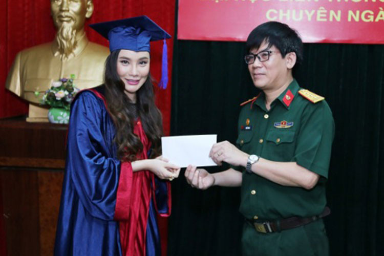 Năm 2013, Hồ Quỳnh Hương tốt nghiệp thủ khoa thanh nhạc trường Văn hóa Nghệ thuật Quân đội, hệ đại học và được mời làm giảng viên 3 năm sau đó. Ảnh: Dân Việt