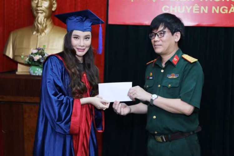 Năm 2013, Hồ Quỳnh Hương tốt nghiệp thủ khoa thanh nhạc trường Văn hóa Nghệ thuật Quân đội, hệ đại học và được mời làm giảng viên 3 năm sau đó. Ảnh: Dân Việt