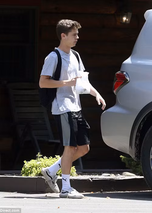 Gần đây, Selena liên tục xuất hiện bên chàng trai tên Caleb Stevens.