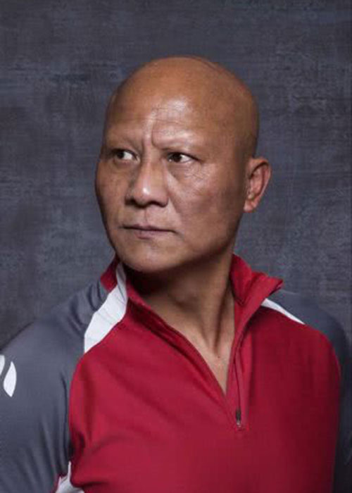 Trái ngược với hình tượng ác độc trên màn ảnh, đời thường, Kế Xuân Hoa rất thân thiện, giản dị. Những năm gần đây, ông lui về ở ẩn và dạy võ ở Hàng Châu. Ảnh: Sohu