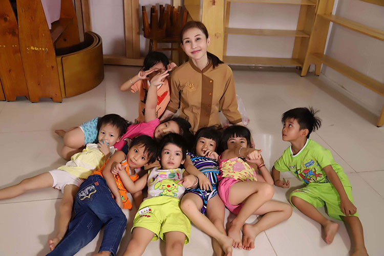 Là trẻ mồ côi nên Hoa hậu Chi Nguyễn hiểu được sự thiếu thốn về tình cảm của các bé mồ côi. Bởi vậy, cô thường sắp xếp công việc để phát cơm từ thiện, thăm trẻ em tại các trại trẻ mồ côi.