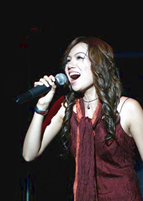 Năm 2004, Hồ Quỳnh Hương tham gia Liên hoan âm nhạc quốc tế mùa xuân Bình Nhưỡng và mang về cúp vàng. Ảnh: Tuoitre