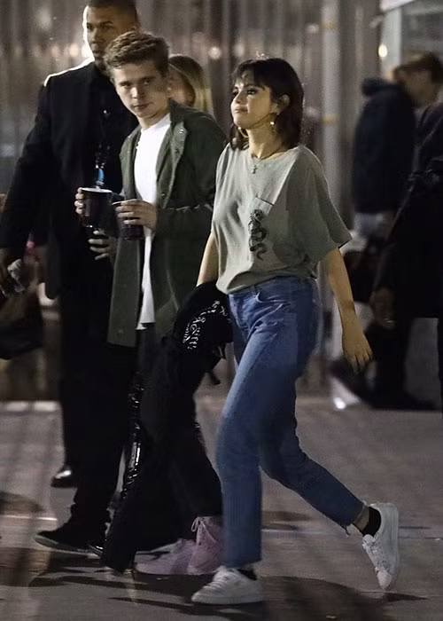 Theo People, Selena và Caleb chỉ là bạn bè. Được biết, Caleb là em trai của Raquelle - một người bạn của Selena.