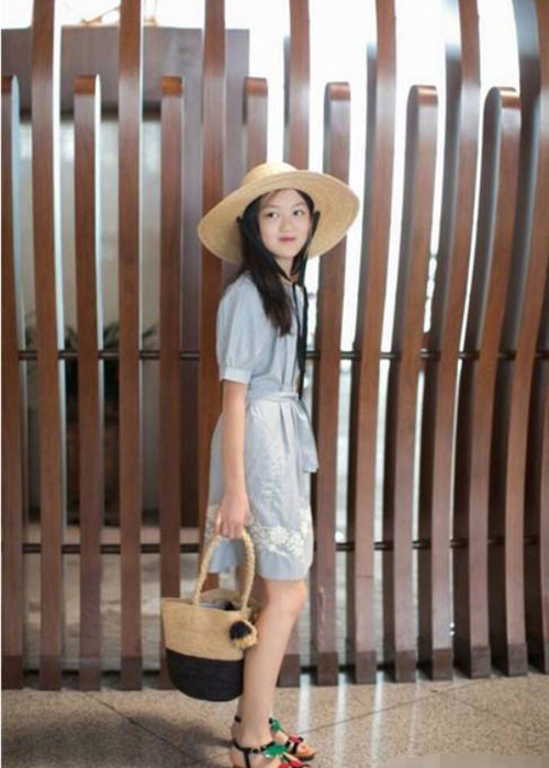 Bị hở hàm ếch từ khi lọt lòng, con gái của Lý Bằng đã trải qua nhiều ca phẫu thuật.