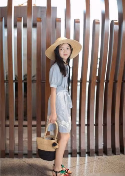 Bị hở hàm ếch từ khi lọt lòng, con gái của Lý Bằng đã trải qua nhiều ca phẫu thuật.