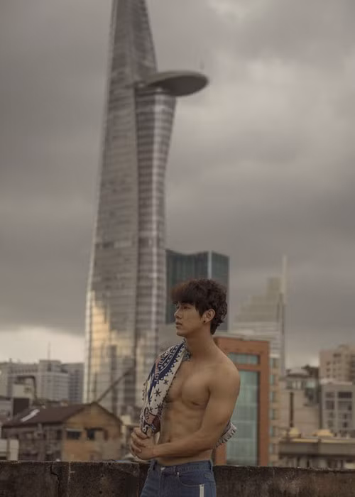 So với các mỹ nam xứ Hàn, Song Luân điển trai không kém cạnh. Ảnh: Saostar