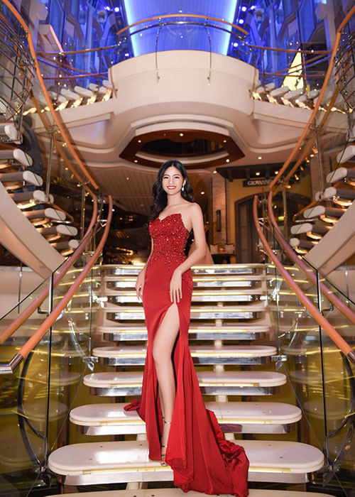 Hình ảnh Thanh Tú khiến nhiều người ngỡ ngàng khi diện váy áo hở bạo.