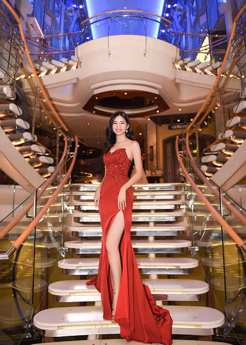 Hình ảnh Thanh Tú khiến nhiều người ngỡ ngàng khi diện váy áo hở bạo.