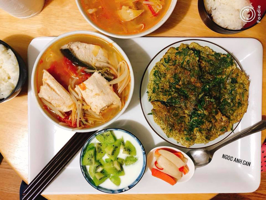 Thực đơn 14: Canh cá bớp nấu chua cùng giá - hành tây, trứng rán ngải cứu. Ăn kèm củ cải muối. Tráng miệng bằng sữa chua kiwi.