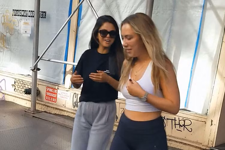 Về phía Selena Gomez (áo đen), khi được hỏi về Justin, cô phớt lờ. Ảnh: TMZ