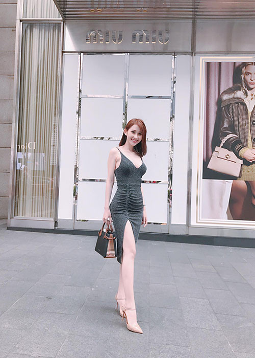 Ngoài đời, Tân Hoa hậu châu Á Thế giới có phong cách thời trang trẻ trung, quyến rũ.