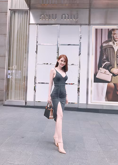 Ngoài đời, Tân Hoa hậu châu Á Thế giới có phong cách thời trang trẻ trung, quyến rũ.