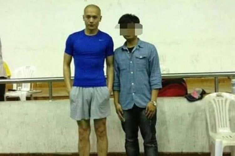 Gần đây, một cư dân mạng đăng tải hình ảnh chụp cùng Cao Vân Tường sau khi anh nộp tiền bảo lãnh. So với hình ảnh quen thuộc trước đó, Cao Vân Tường gầy gò trông thấy. Ảnh: 163