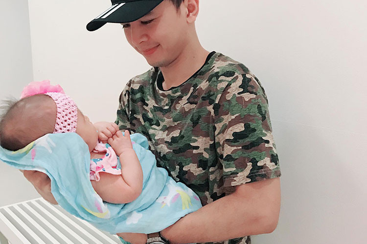 Văn Anh bồng con gái đi tiêm phòng là một trong những tin tức sao Việt trong ngày 17/7.