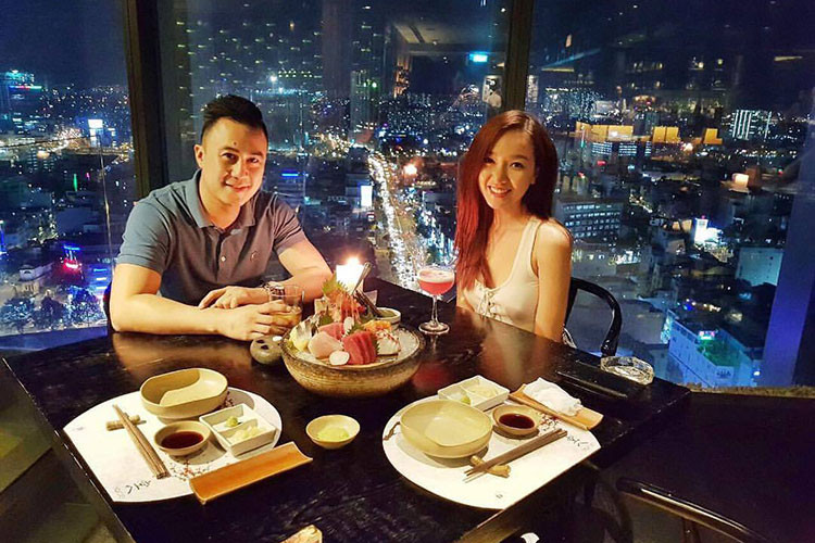 Cặp đôi thường xuyên tạo không khí hẹn hò lãng mạn.