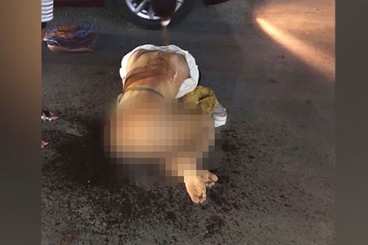 Giữa tháng 6, vụ đánh ghen bằng cách lột đồ rồi đổ nước mắm, ớt bột lên người nạn nhân xảy ra ở TP Thanh Hóa cũng đã khiến dư luận không khỏi bức xúc. Nạn nhân tên là L.T.G (SN 1990, trú TP Thanh Hóa) làm việc tại một thẩm mỹ viện ở TP Thanh Hóa. Bình luận về vụ việc, nhiều ý kiến cho rằng, không rõ câu chuyện "tranh vợ cướp chồng" ra sao nhưng hành vi quá thô bạo, côn đồ của nhóm người trong clip là không thể chấp nhận. Ảnh chụp từ clip vụ đánh ghen ở TP Thanh Hóa.