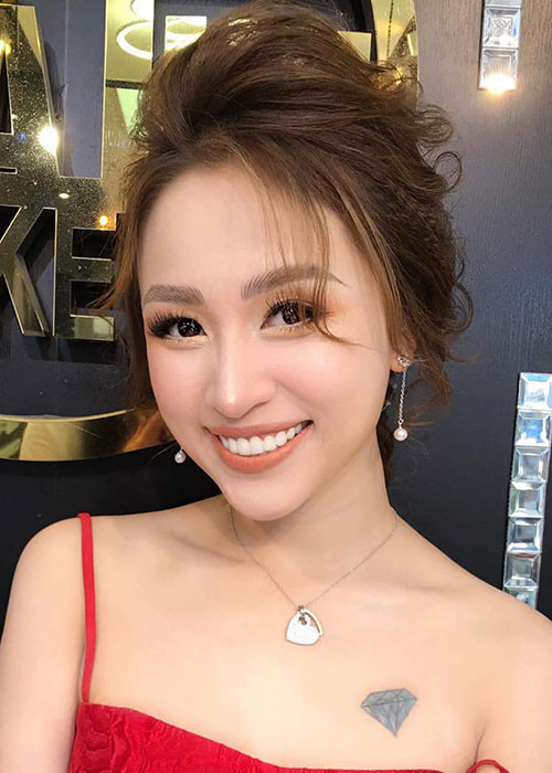 Vân Hugo tâm sự: "Tập trung vào thứ gì, bạn sẽ có thứ đó. Không có đúng hay sai, chỉ là chọn vui hay không vui. Tôi chọn vui, chọn yêu, chọn nhẹ nhõm và tha thứ cho tất cả".