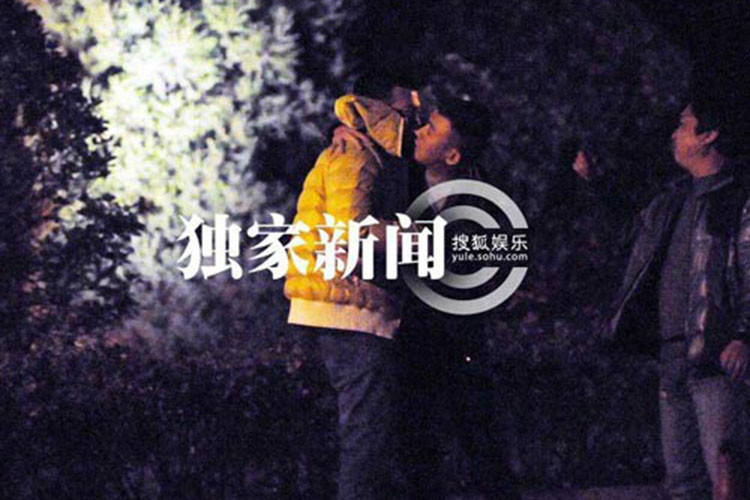 Năm 2013, Nhiếp Viễn gây sốc khi hôn một người đàn ông lạ. Lập tức, dư luận đặt nghi vấn về vấn đề giới tính của nam diễn viên này. Ảnh: Sohu