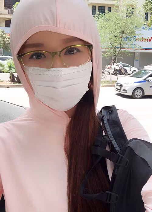  Hot Face sao Việt 24h: Ra ngoài giữa trưa, Mai Phương Thúy bịt kín mít để chống nắng.